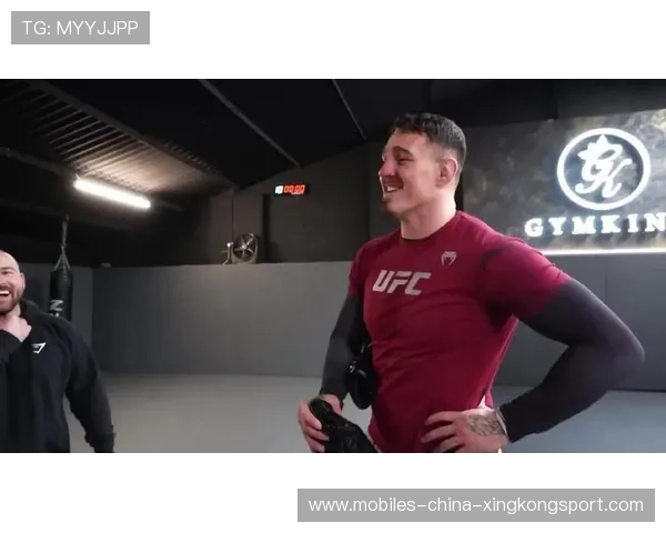 UFC 十年最残酷 KO 诞生!对手被抬出场 UFC 十年最残酷 KO 诞生!对手被抬出场