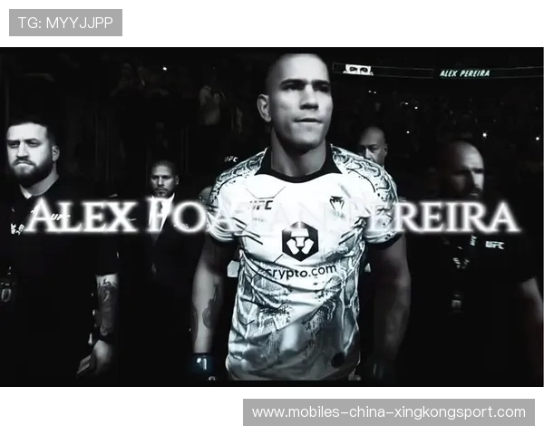 UFC选手出场被泼水差点滑倒,引发热议 UFC选手出场被泼水差点滑倒,引发热议