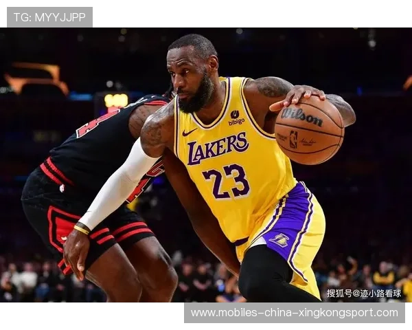 詹姆斯连续内线强攻打崩对方防线，湖人继续领跑